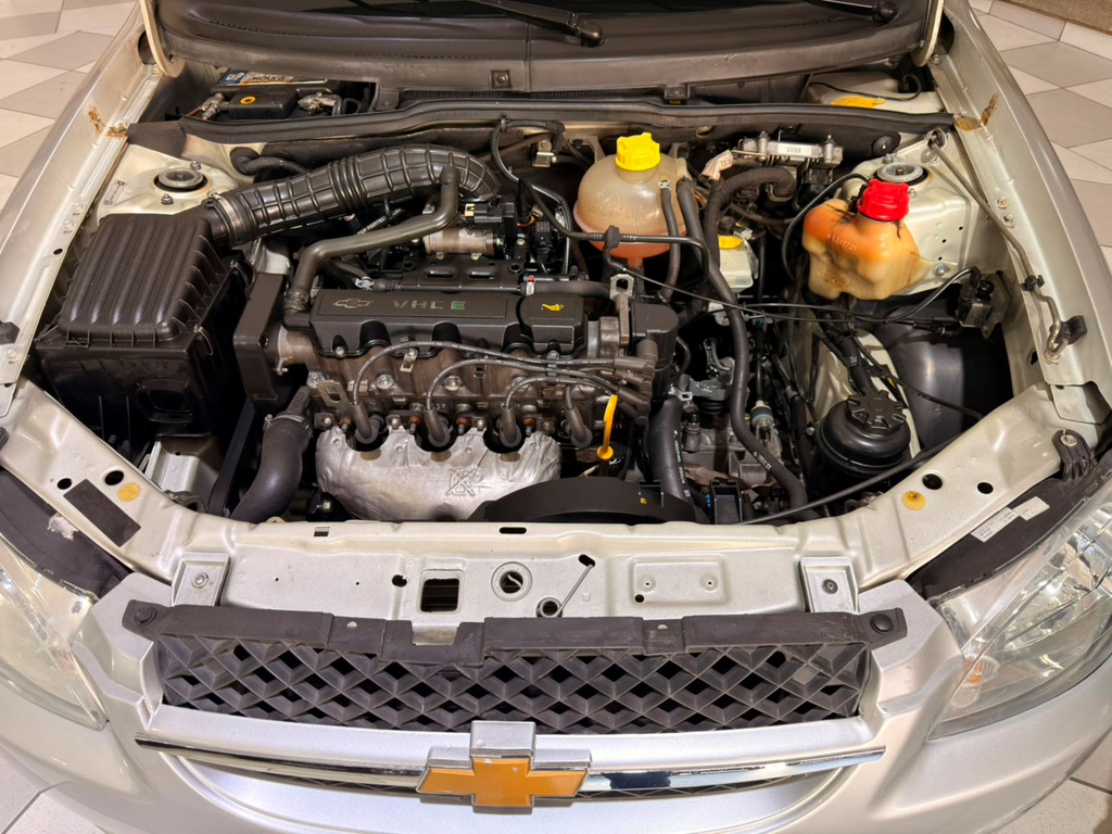 Chevrolet Classic Prata