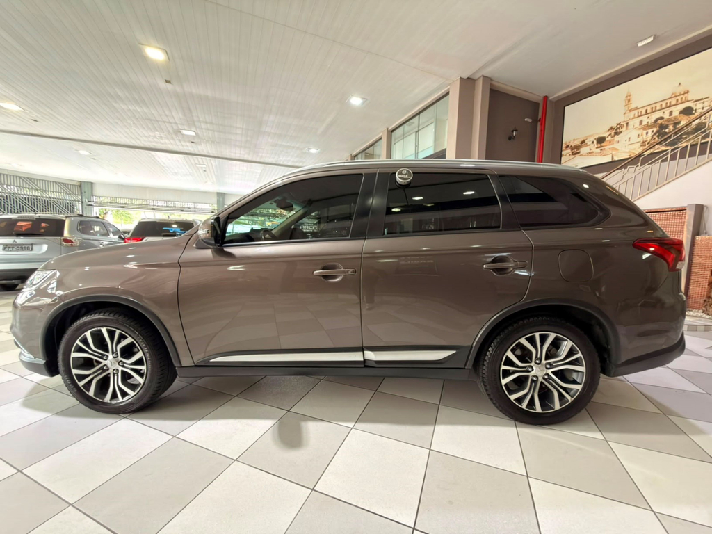 Mitsubishi Outlander Marrom
