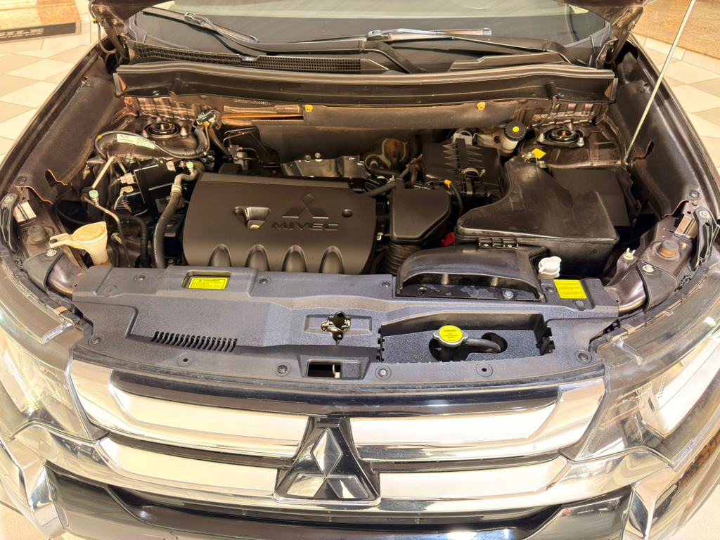 Mitsubishi Outlander Marrom
