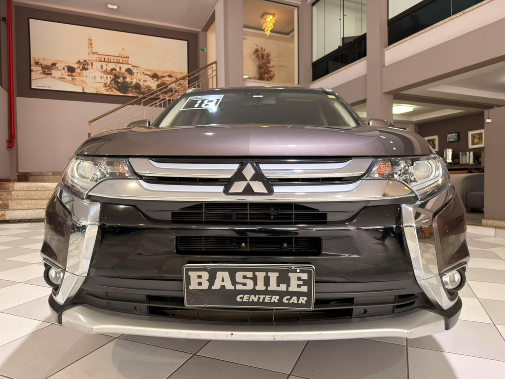 Mitsubishi Outlander Marrom
