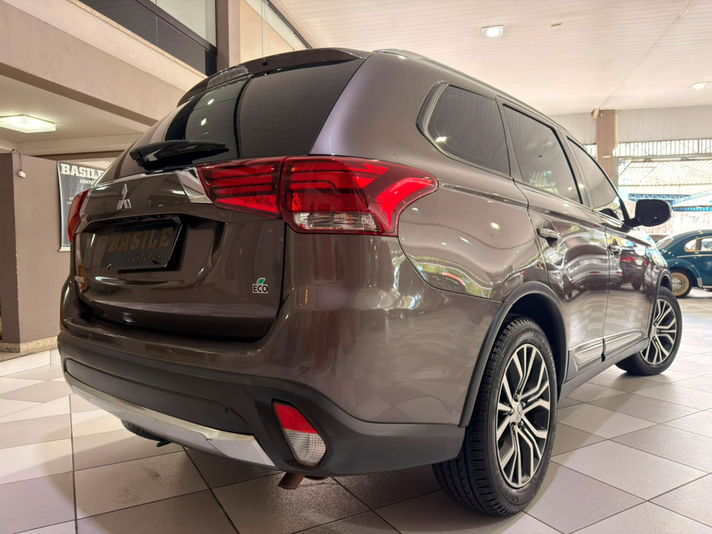 Mitsubishi Outlander Marrom