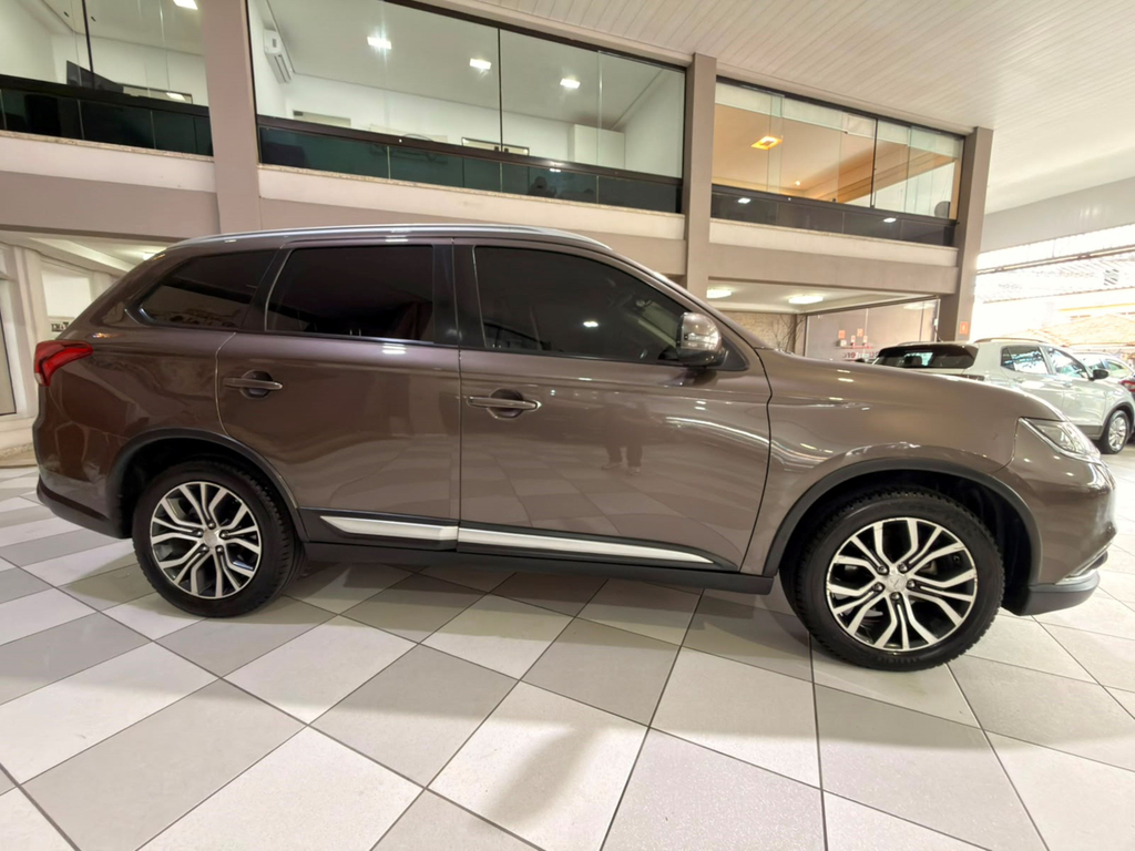 Mitsubishi Outlander Marrom