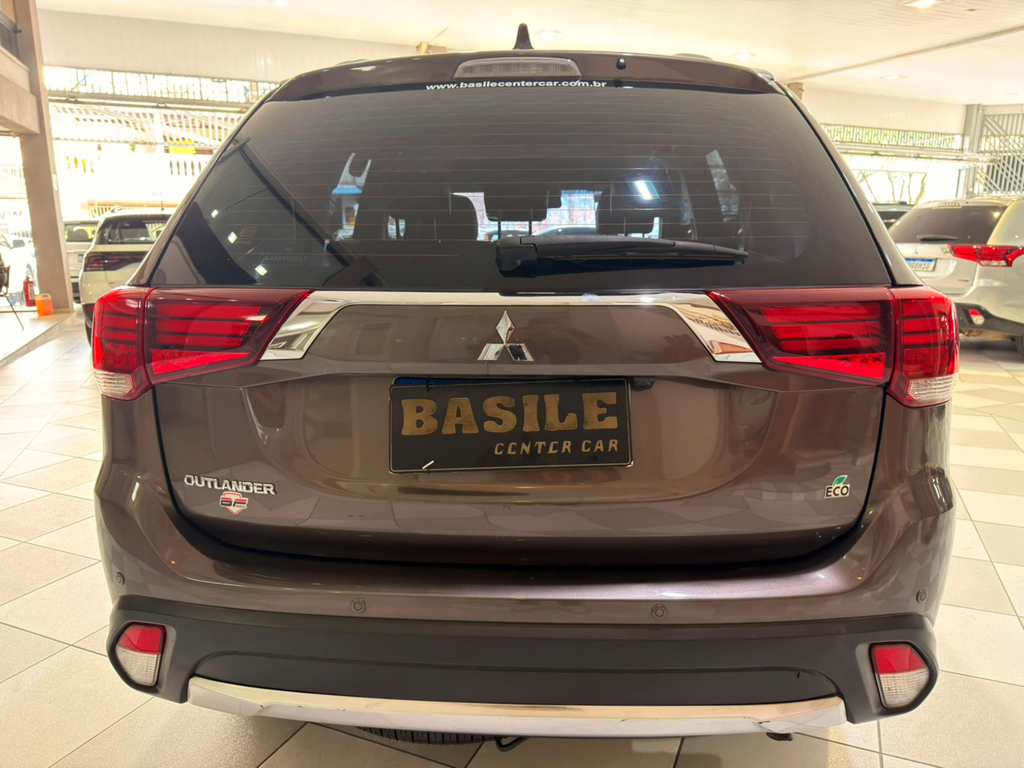 Mitsubishi Outlander Marrom