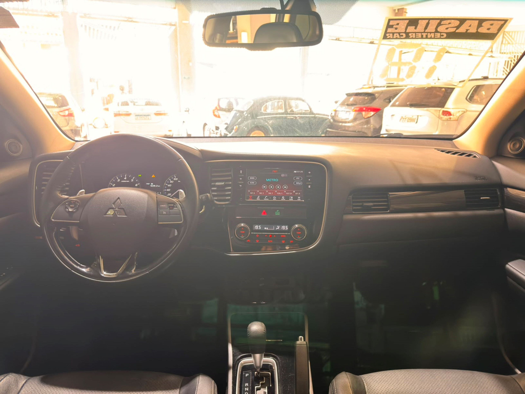Mitsubishi Outlander Marrom
