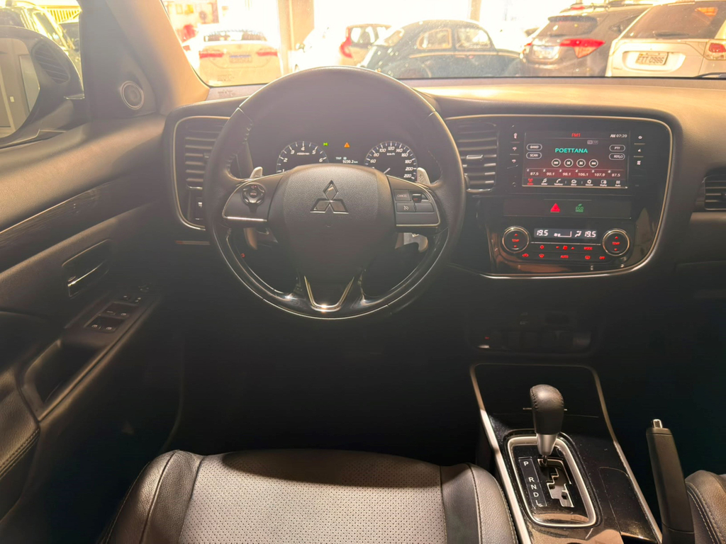 Mitsubishi Outlander Marrom