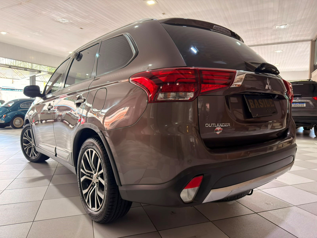 Mitsubishi Outlander Marrom