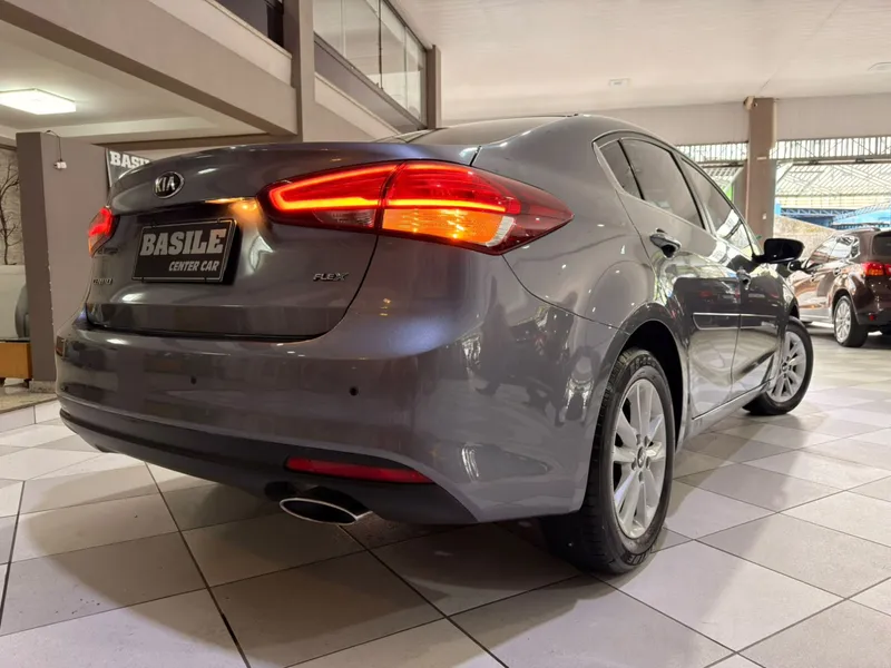 Kia Cerato Cinza