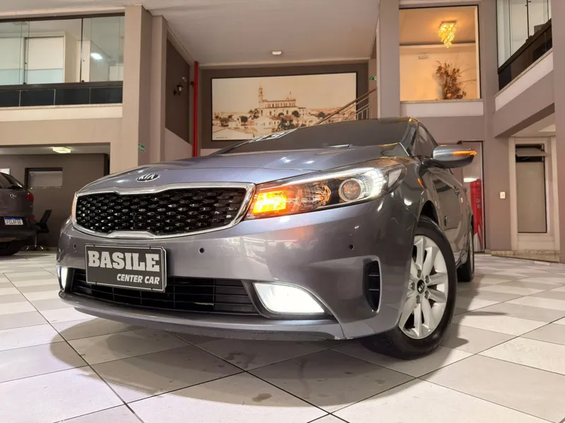 Kia Cerato Cinza
