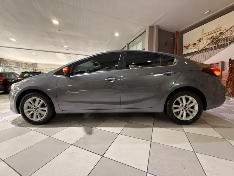 Kia Cerato Cinza