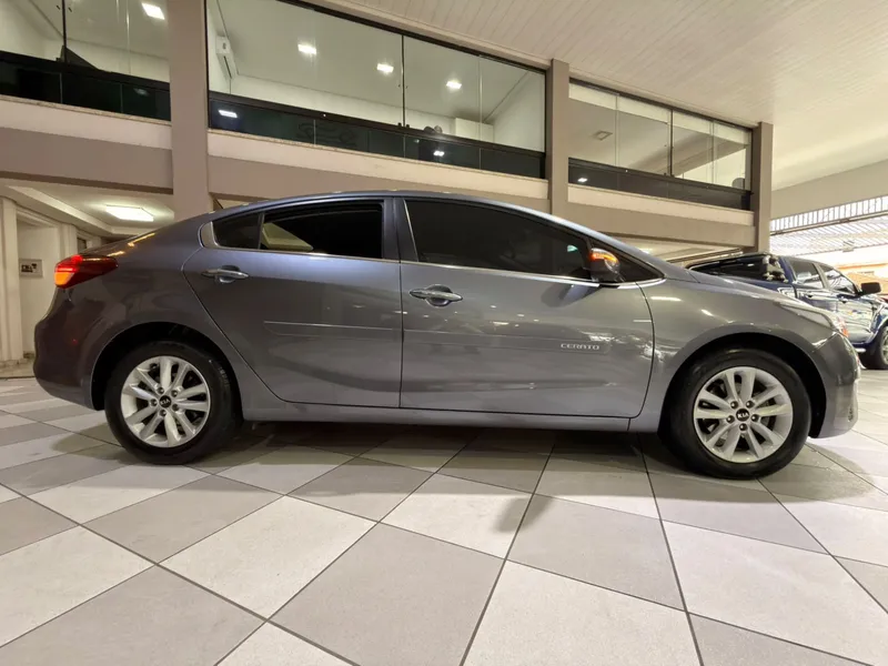 Kia Cerato Cinza