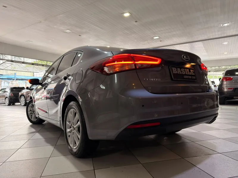Kia Cerato Cinza