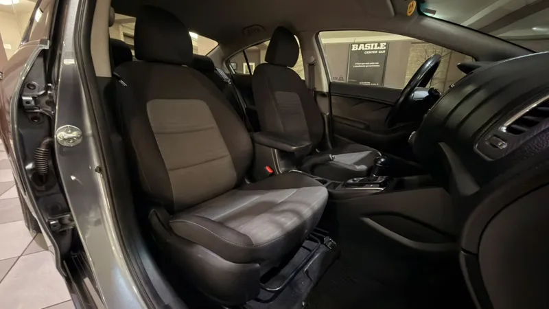 Kia Cerato Cinza