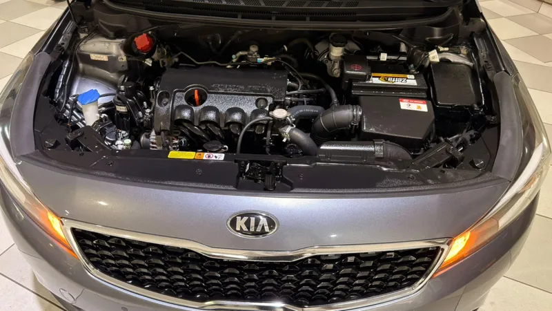 Kia Cerato Cinza