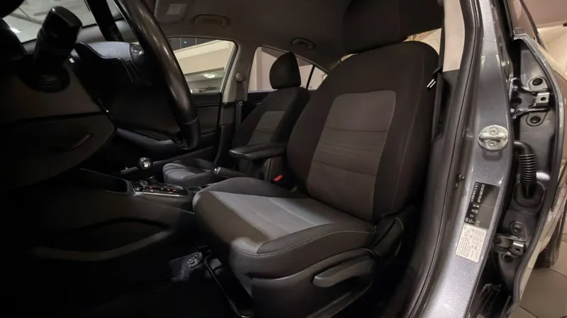 Kia Cerato Cinza