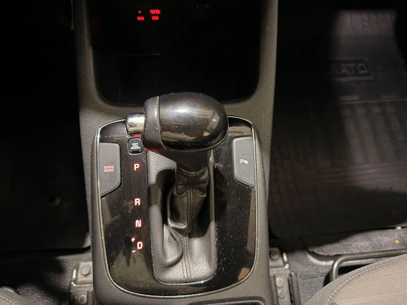 Kia Cerato Cinza