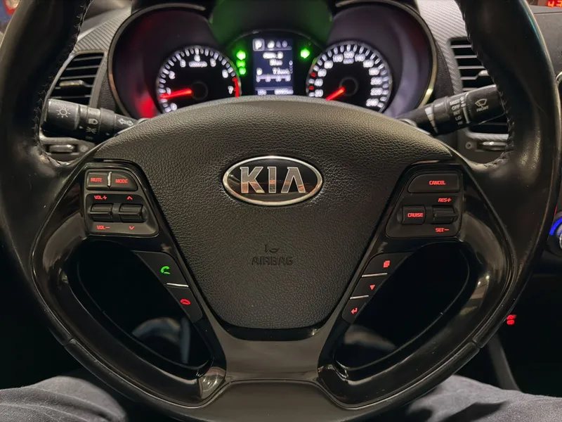 Kia Cerato Cinza