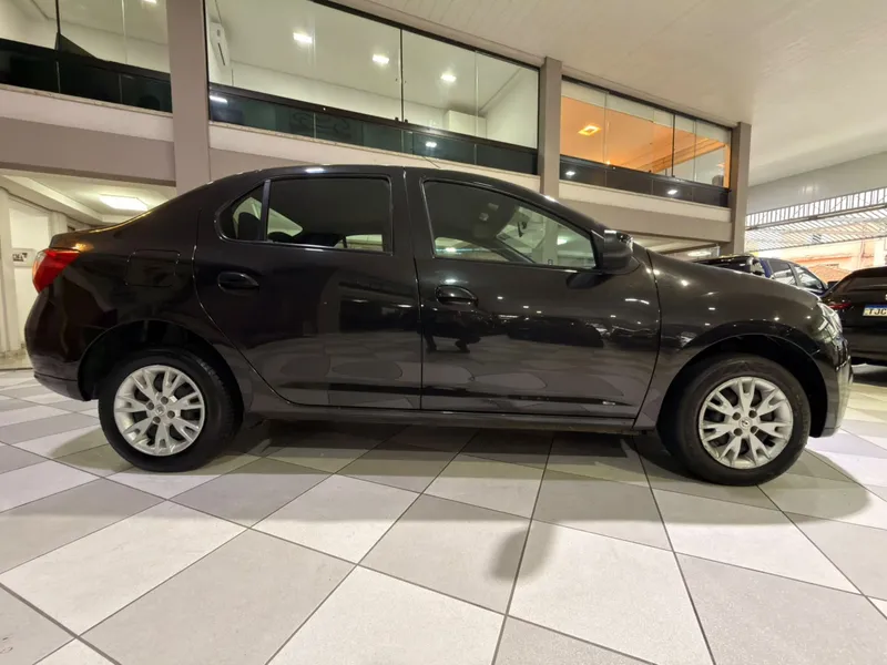 Renault Logan Preto