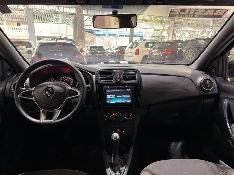 Renault Logan Preto